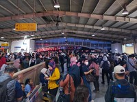 Sejumlah penumpang menumpuk akibat gangguan pada layanan KRL Commuter Line di Stasiun Kebayoran, Senin (4/5/2026), sore sekitar pukul 16.30 WIB. (CNBC Indonesia/Fakhriansyah)