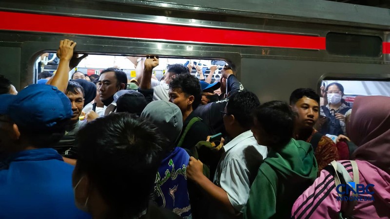 Sejumlah penumpang menumpuk akibat gangguan pada layanan KRL Commuter Line di Stasiun Kebayoran, Senin (4/5/2026). (CNBC Indonesia/Fakhriansyah)