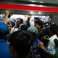 Sejumlah penumpang menumpuk akibat gangguan pada layanan KRL Commuter Line di Stasiun Kebayoran, Senin (4/5/2026). (CNBC Indonesia/Fakhriansyah)