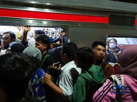 Sejumlah penumpang menumpuk akibat gangguan pada layanan KRL Commuter Line di Stasiun Kebayoran, Senin (4/5/2026). (CNBC Indonesia/Fakhriansyah)