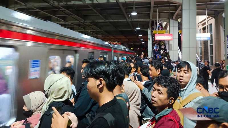 Sejumlah penumpang menumpuk akibat gangguan pada layanan KRL Commuter Line di Stasiun Kebayoran, Senin (4/5/2026). (CNBC Indonesia/Fakhriansyah)