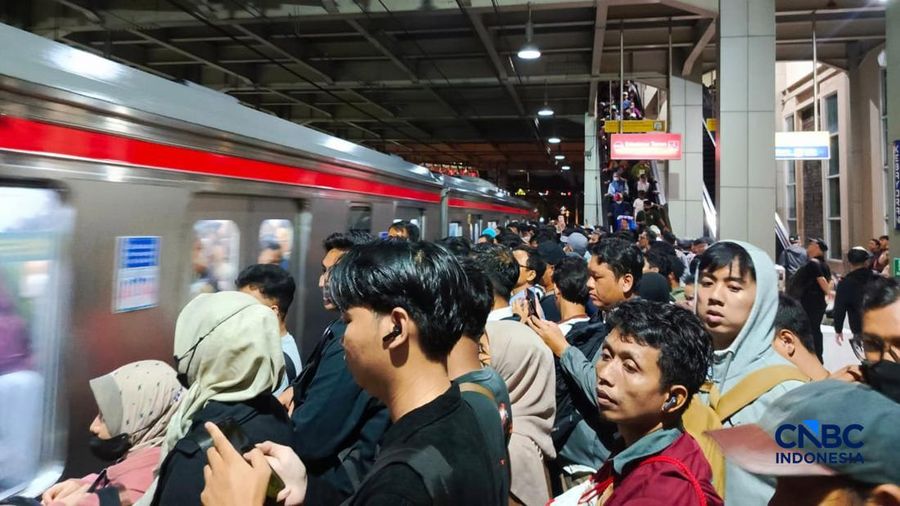 Sejumlah penumpang menumpuk akibat gangguan pada layanan KRL Commuter Line di Stasiun Kebayoran, Senin (4/5/2026).