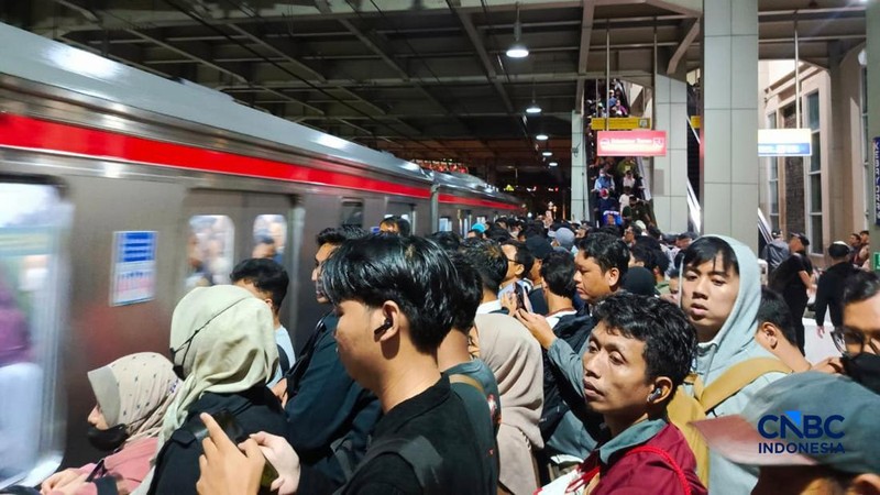 Sejumlah penumpang menumpuk akibat gangguan pada layanan KRL Commuter Line di Stasiun Kebayoran, Senin (4/5/2026).