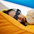 Seorang peserta tidur selama kontes Power Nap 2026 di taman Sungai Han di Seoul, Korea Selatan, 2 Mei 2026. (REUTERS/Kim Soo-hyeon)