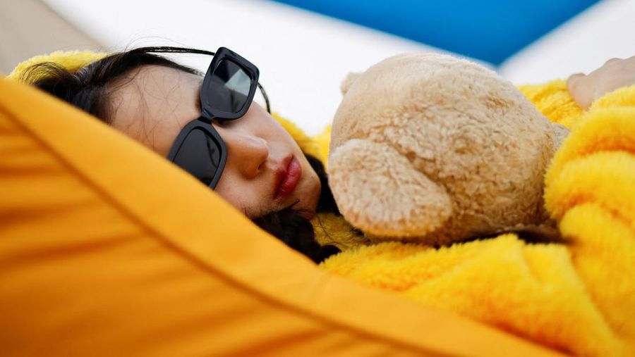 Seorang peserta tidur selama kontes Power Nap 2026 di taman Sungai Han di Seoul, Korea Selatan, 2 Mei 2026. (REUTERS/Kim Soo-hyeon)
