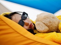 Seorang peserta tidur selama kontes Power Nap 2026 di taman Sungai Han di Seoul, Korea Selatan, 2 Mei 2026. (REUTERS/Kim Soo-hyeon)
