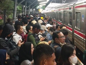 Penumpang Numpuk di Jurangmangu Buntut KRL Green Line Gangguan karena Petir