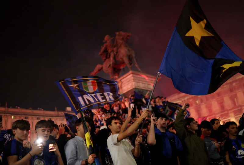 Suporter Inter Milan merayakan gelar scudetto ke-21, Senin (4/5/2026). (REUTERS/Claudia Greco)