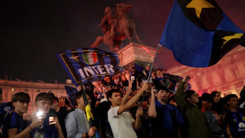 Suporter Inter Milan merayakan gelar scudetto ke-21, Senin (4/5/2026). (REUTERS/Claudia Greco)