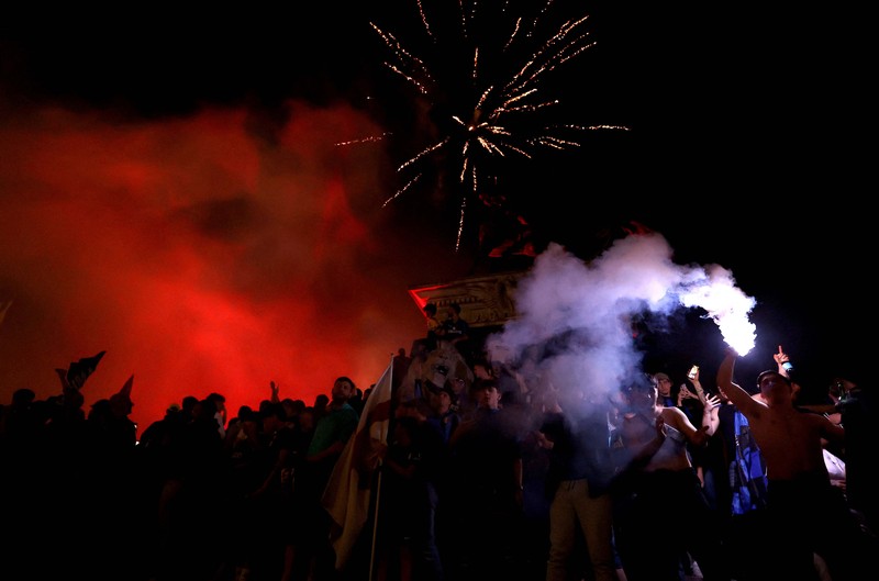 Suporter Inter Milan merayakan gelar scudetto ke-21, Senin (4/5/2026). (REUTERS/Claudia Greco)