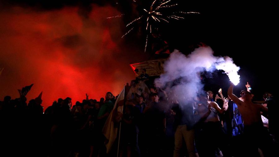 Suporter Inter Milan merayakan gelar scudetto ke-21, Senin (4/5/2026). (REUTERS/Claudia Greco)