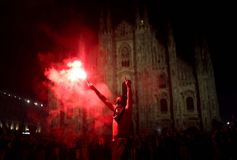 Suporter Inter Milan merayakan gelar scudetto ke-21, Senin (4/5/2026). (REUTERS/Claudia Greco)