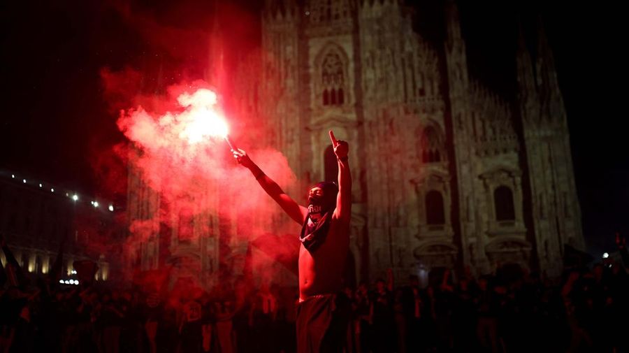 Suporter Inter Milan merayakan gelar scudetto ke-21, Senin (4/5/2026). (REUTERS/Claudia Greco)