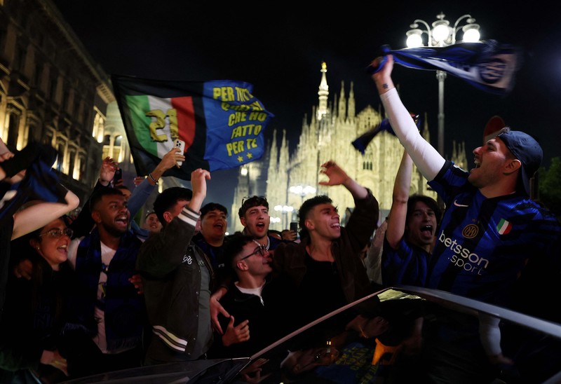 Suporter Inter Milan merayakan gelar scudetto ke-21, Senin (4/5/2026). (REUTERS/Claudia Greco)