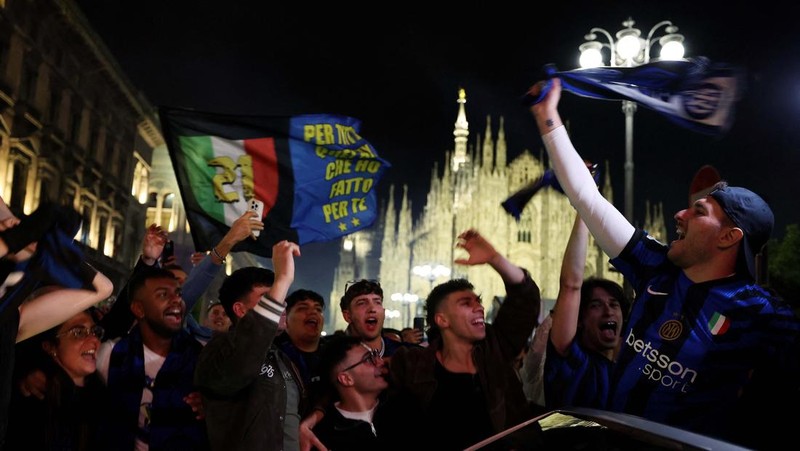 Suporter Inter Milan merayakan gelar scudetto ke-21, Senin (4/5/2026). (REUTERS/Claudia Greco)
