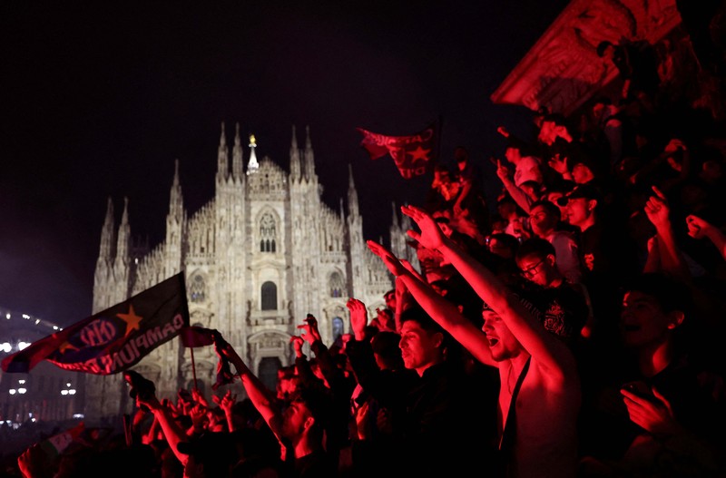 Suporter Inter Milan merayakan gelar scudetto ke-21, Senin (4/5/2026). (REUTERS/Claudia Greco)