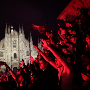 Suporter Inter Milan merayakan gelar scudetto ke-21, Senin (4/5/2026). (REUTERS/Claudia Greco)