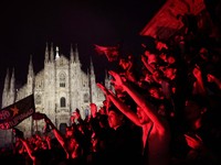 Suporter Inter Milan merayakan gelar scudetto ke-21, Senin (4/5/2026). (REUTERS/Claudia Greco)