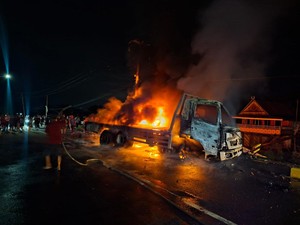 Truk Kontainer Tabrak Pembatas Jembatan-Terbakar di Maros, Sopir Luka Parah