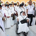 Umat ​​Islam Indonesia berjalan di dekat replika Ka'bah saat melakukan Tawaf saat berlatih ibadah haji di Pusat Pelatihan Almahmudah Manasik, Tangsel, di Jakarta, Indonesia, 19 April 2026. (REUTERS/Ajeng Dinar Ulfiana)