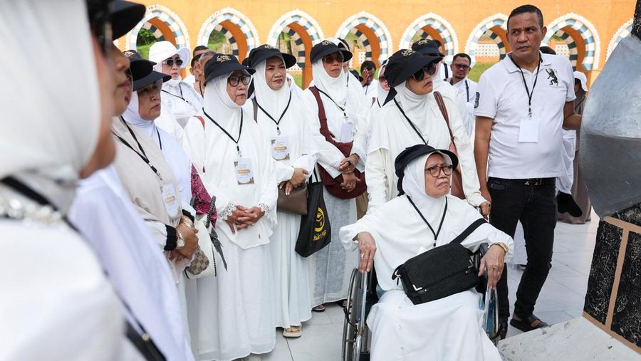 Umat ​​Islam Indonesia berjalan di dekat replika Ka'bah saat melakukan Tawaf saat berlatih ibadah haji di Pusat Pelatihan Almahmudah Manasik, Tangsel, di Jakarta, Indonesia, 19 April 2026. (REUTERS/Ajeng Dinar Ulfiana)