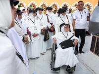 Umat ​​Islam Indonesia berjalan di dekat replika Ka'bah saat melakukan Tawaf saat berlatih ibadah haji di Pusat Pelatihan Almahmudah Manasik, Tangsel, di Jakarta, Indonesia, 19 April 2026. (REUTERS/Ajeng Dinar Ulfiana)