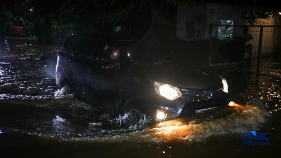 Warga menerobos banjir yang merendam ruas Jalan Benda Bawah, Cilandak Timur, Jakarta, Senin (4/5/2026). (CNBC Indonesia/Faisal Rahman)
