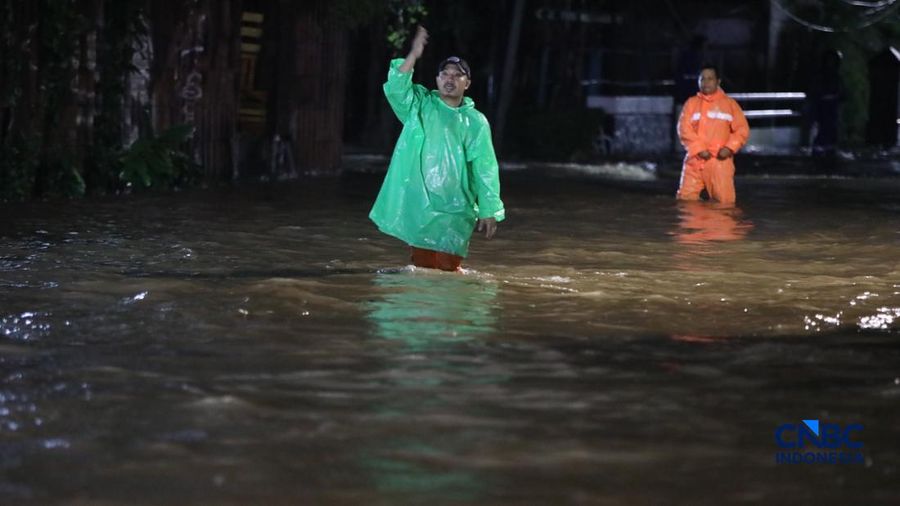 Warga menerobos banjir yang merendam ruas Jalan Benda Bawah, Cilandak Timur, Jakarta, Senin (4/5/2026).