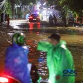 Warga menerobos banjir yang merendam ruas Jalan Benda Bawah, Cilandak Timur, Jakarta, Senin (4/5/2026). (CNBC Indonesia/Faisal Rahman)