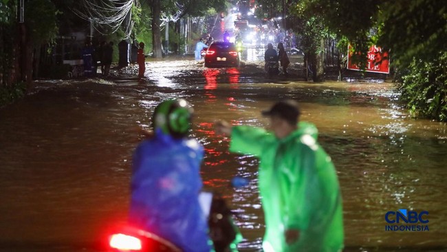 Potret Kawasan Cilandak Jaksel Terendam Banjir Efek Kali Krukut Meluap