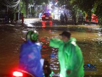 Warga menerobos banjir yang merendam ruas Jalan Benda Bawah, Cilandak Timur, Jakarta, Senin (4/5/2026). (CNBC Indonesia/Faisal Rahman)