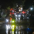 Warga menerobos banjir yang merendam ruas Jalan Benda Bawah, Cilandak Timur, Jakarta, Senin (4/5/2026). (CNBC Indonesia/Faisal Rahman)