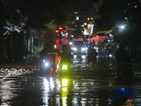Warga menerobos banjir yang merendam ruas Jalan Benda Bawah, Cilandak Timur, Jakarta, Senin (4/5/2026). (CNBC Indonesia/Faisal Rahman)