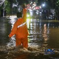 Warga menerobos banjir yang merendam ruas Jalan Benda Bawah, Cilandak Timur, Jakarta, Senin (4/5/2026). (CNBC Indonesia/Faisal Rahman)