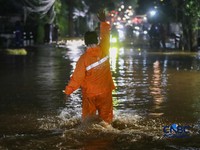 Warga menerobos banjir yang merendam ruas Jalan Benda Bawah, Cilandak Timur, Jakarta, Senin (4/5/2026). (CNBC Indonesia/Faisal Rahman)
