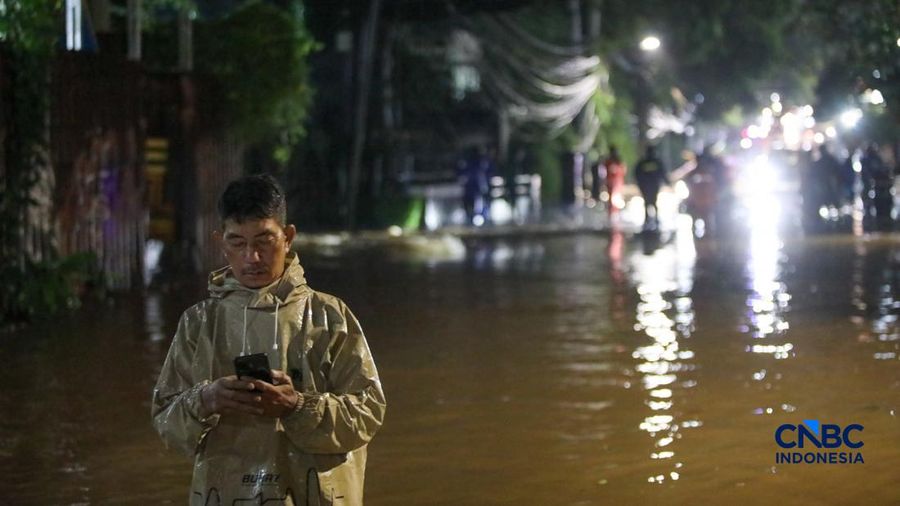 Warga menerobos banjir yang merendam ruas Jalan Benda Bawah, Cilandak Timur, Jakarta, Senin (4/5/2026).