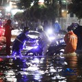 Warga menerobos banjir yang merendam ruas Jalan Benda Bawah, Cilandak Timur, Jakarta, Senin (4/5/2026). (CNBC Indonesia/Faisal Rahman)