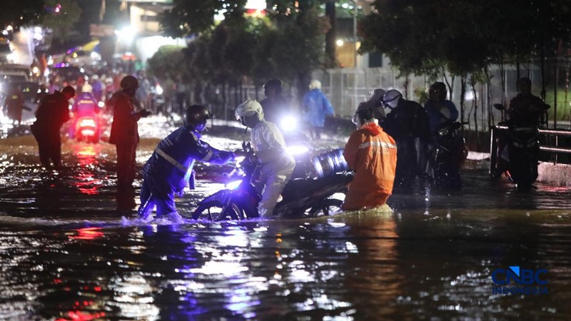 Warga menerobos banjir yang merendam ruas Jalan Benda Bawah, Cilandak Timur, Jakarta, Senin (4/5/2026). (CNBC Indonesia/Faisal Rahman)