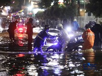 Warga menerobos banjir yang merendam ruas Jalan Benda Bawah, Cilandak Timur, Jakarta, Senin (4/5/2026). (CNBC Indonesia/Faisal Rahman)