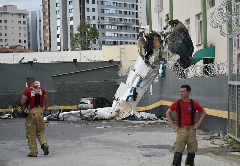 Sebuah pesawat kecil dilaporkan menabrak sebuah bangunan di Belo Horizonte, Brasil, pada Senin (4/5), sebagaimana ditayangkan oleh jaringan televisi lokal TV Globo. (Reuters)