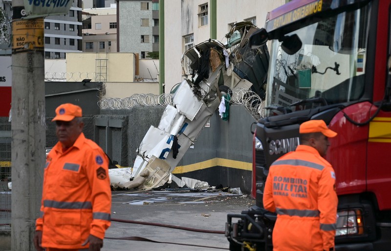 Sebuah pesawat kecil dilaporkan menabrak sebuah bangunan di Belo Horizonte, Brasil, pada Senin (4/5), sebagaimana ditayangkan oleh jaringan televisi lokal TV Globo. (Reuters)