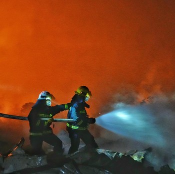 Firefighters work to distinguish a fire following a blast at a fireworks manufacturing factory in Liuyang, Hunan province, China, May 5, 2026. cnsphoto via REUTERS )
