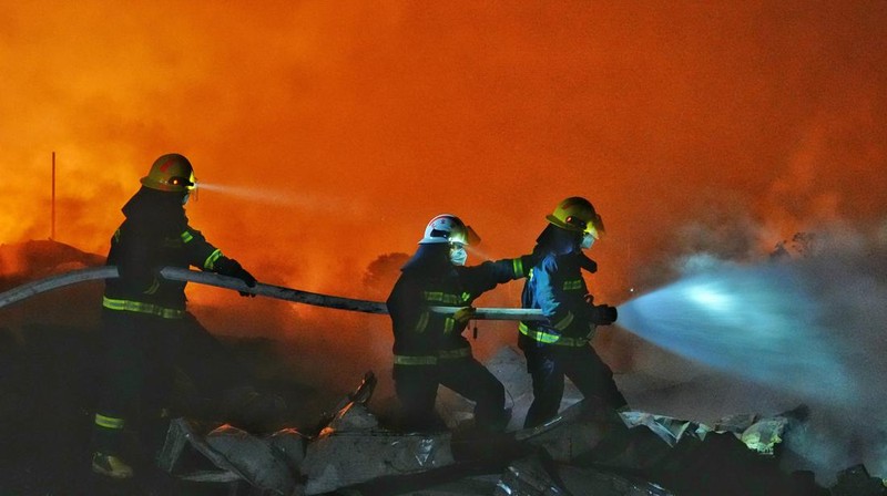 Firefighters work to distinguish a fire following a blast at a fireworks manufacturing factory in Liuyang, Hunan province, China, May 5, 2026. cnsphoto via REUTERS   ATTENTION EDITORS - THIS IMAGE WAS PROVIDED BY A THIRD PARTY. CHINA OUT.
