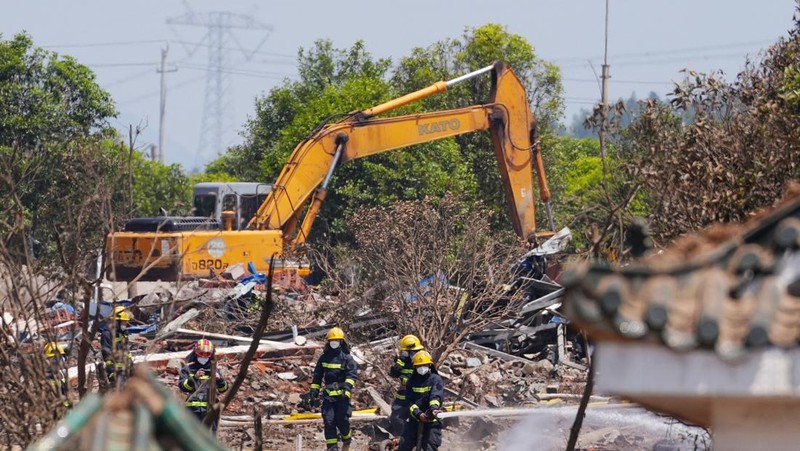 Firefighters work at a site following a blast at a fireworks manufacturing factory in Liuyang, Hunan province, China, May 5, 2026. cnsphoto via REUTERS   ATTENTION EDITORS - THIS IMAGE WAS PROVIDED BY A THIRD PARTY. CHINA OUT.