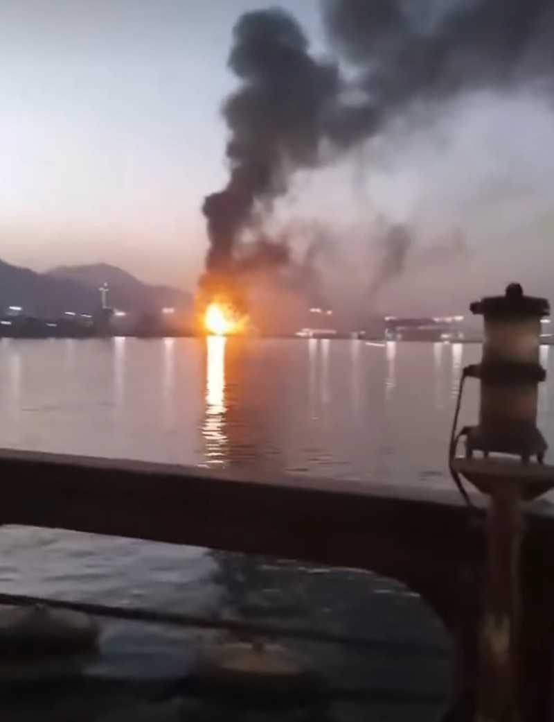 Kebakaran terjadi di zona industri minyak utama di Fujairah, Uni Emirat Arab, pada tanggal 4 Mei. (Tangkapan Layar)