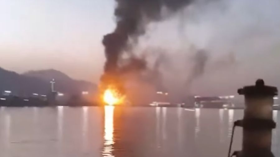 Kebakaran terjadi di zona industri minyak utama di Fujairah, Uni Emirat Arab, pada tanggal 4 Mei. (Tangkapan Layar Instagram/Telegram Supernova_plus)