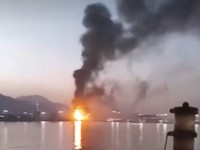 Kebakaran terjadi di zona industri minyak utama di Fujairah, Uni Emirat Arab, pada tanggal 4 Mei. (Tangkapan Layar Instagram/Telegram Supernova_plus)