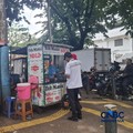 Harga plastik yang masih mahal membuat para pedagang makanan yang biasanya menggunakan kemasan plastik mulai menaikkan harga produknya karena tak kuat lagi untuk membeli plastik kemasan. (CNBC Indonesia/Chandra Dwi Pranata)