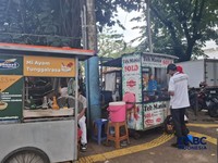 Harga plastik yang masih mahal membuat para pedagang makanan yang biasanya menggunakan kemasan plastik mulai menaikkan harga produknya karena tak kuat lagi untuk membeli plastik kemasan. (CNBC Indonesia/Chandra Dwi Pranata)
