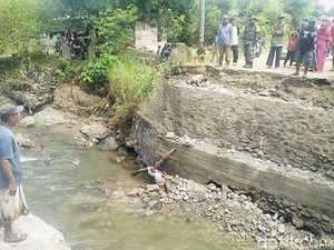 Jembatan Pussepang di Polman Amblas Akibat Banjir, Pengendara Putar Balik